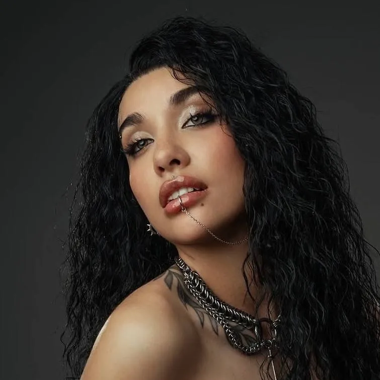 chat with ai character: Johana Becerra