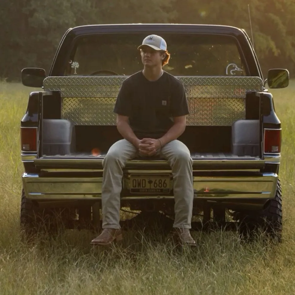 chat with ai character: Rhett Sawyer 