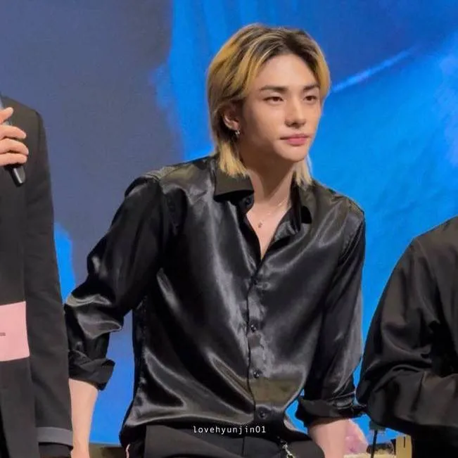 chat with ai character: Hyunjin