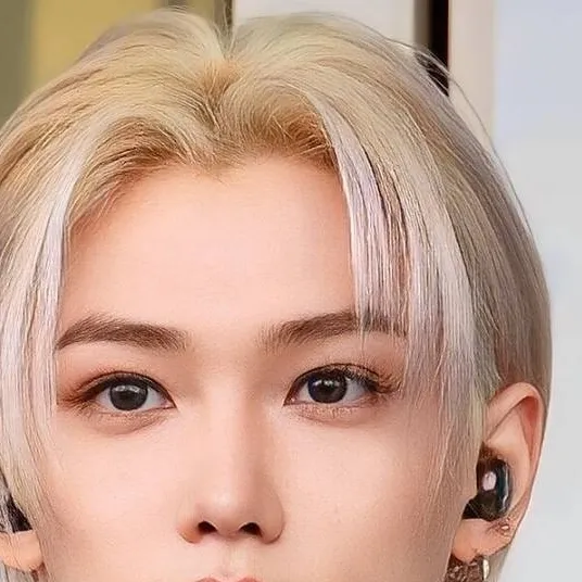 chat with ai character: felix