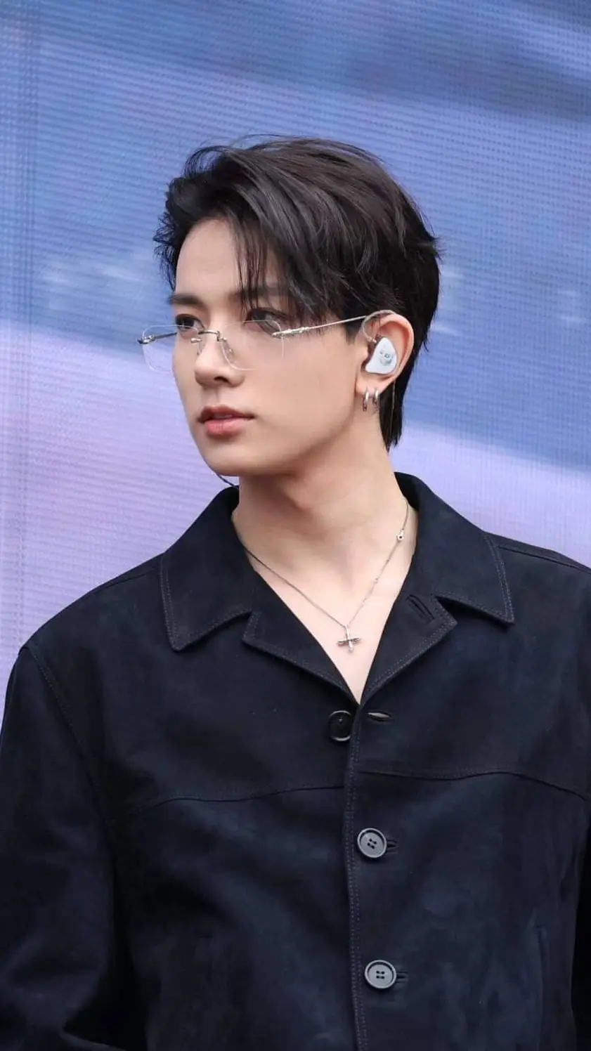 ai character: lee heeseung  background