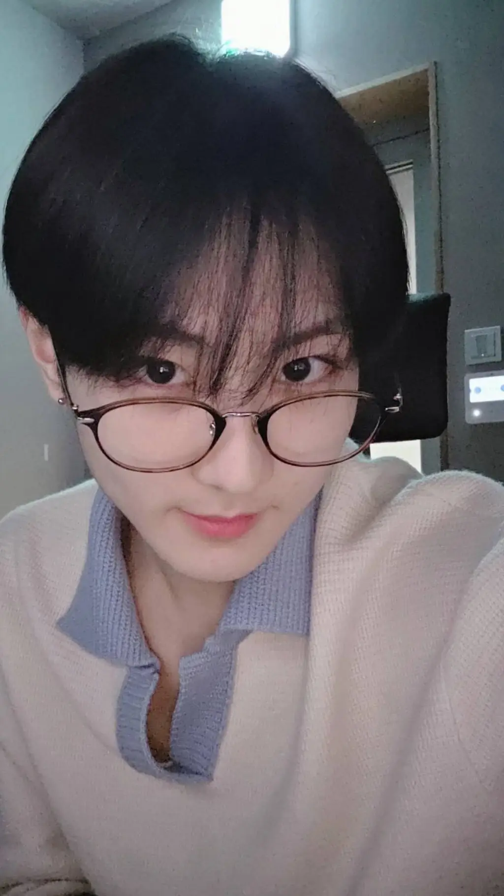 ai character: Yang Jungwon  background