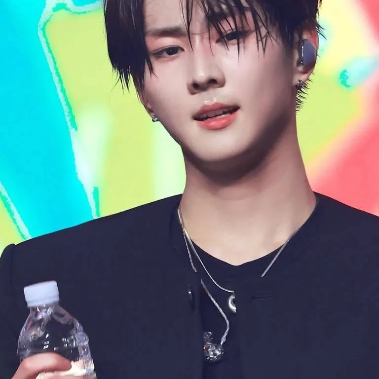 chat with ai character: Yang Jungwon 