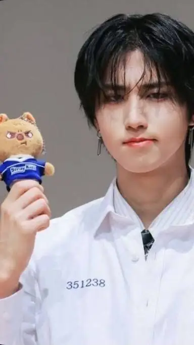 ai character: han jisung  background