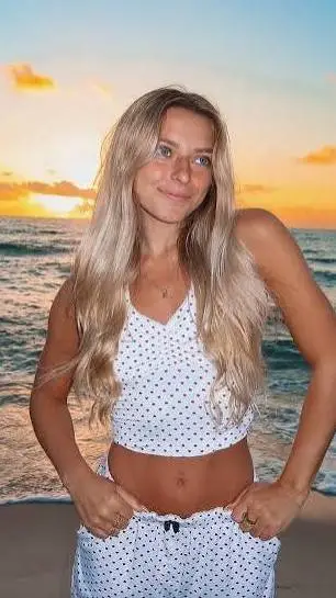 ai character: Emma 🔥 background