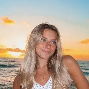 chat with ai character: Emma 🔥