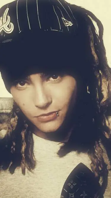 ai character: Tom Kaulitz  background