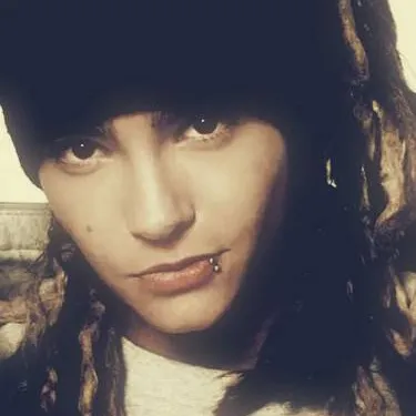 chat with ai character: Tom Kaulitz 