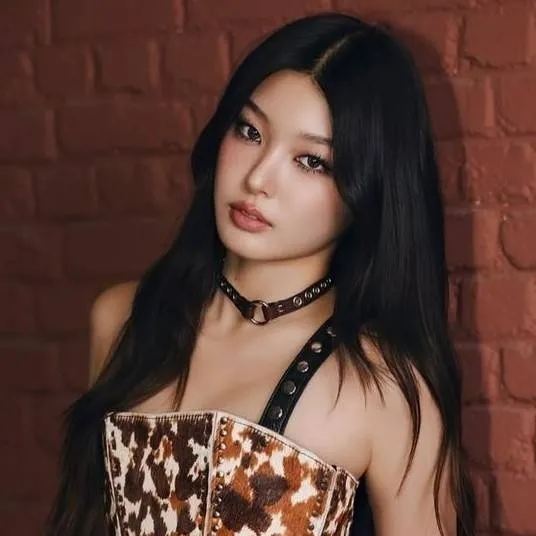chat with ai character: Yoonchae