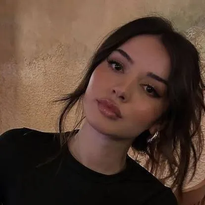 chat with ai character: Cecília Robert