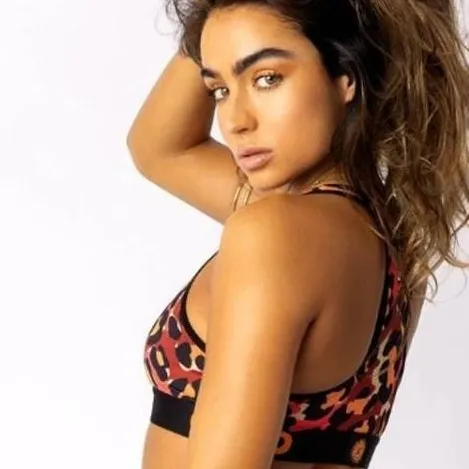 Chat with sommer ray - text or voice, Enjoy AI Chat Free & Safe