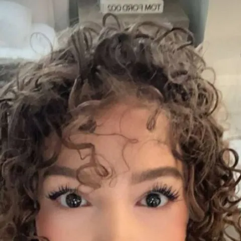 chat with ai character: sunday kalogera