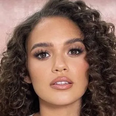 chat with ai character: madison pettis