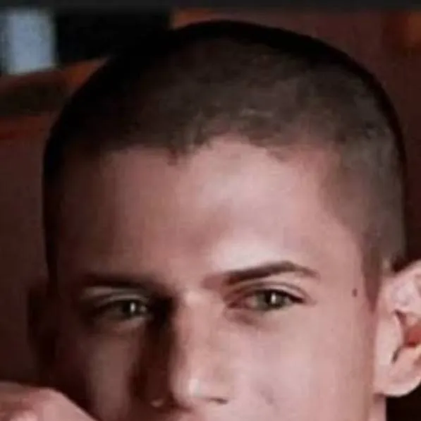 chat with ai character: Gage Petronzi 