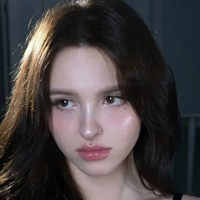 chat with ai character: Elina Karlmova