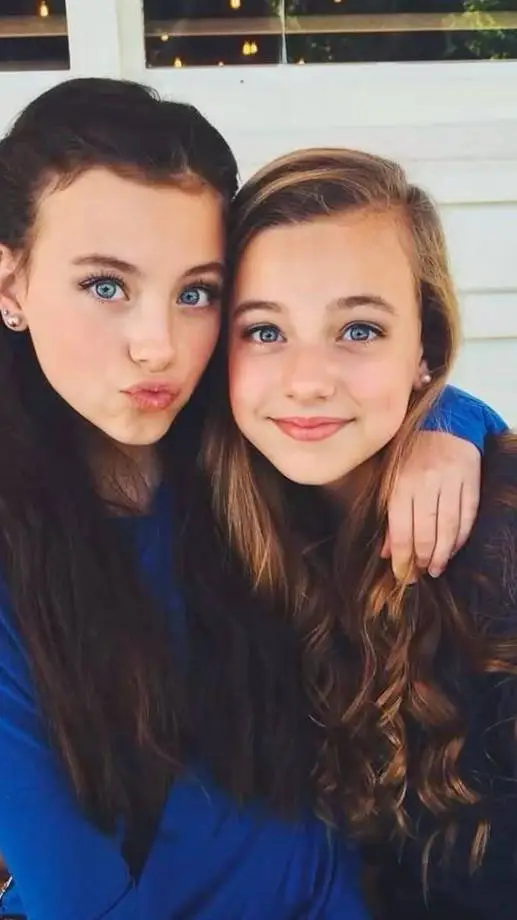 Talkie AI - Chat with Julia and Kennedy 