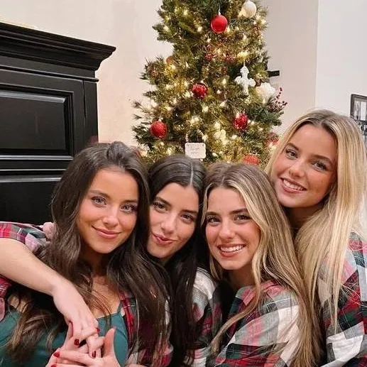chat with ai character: The Davis Sisters 