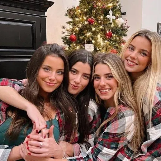chat with ai character: The Davis Sisters 
