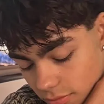 chat with ai character: Malachi Barton