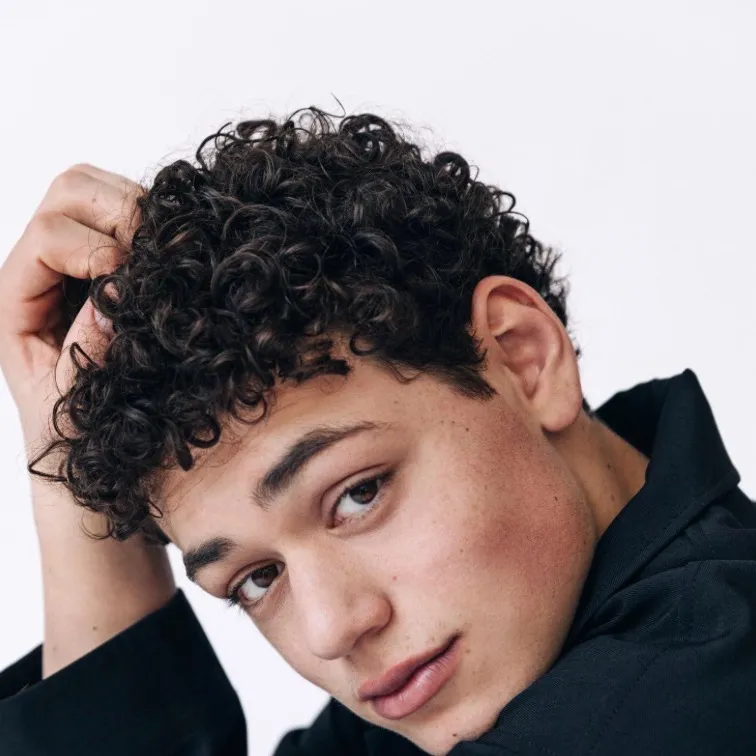 chat with ai character: Julian Lerner