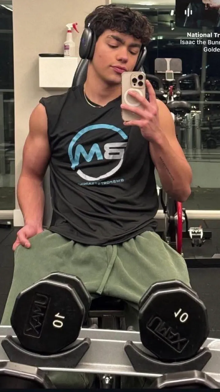 chat with ai character: Malachi Barton