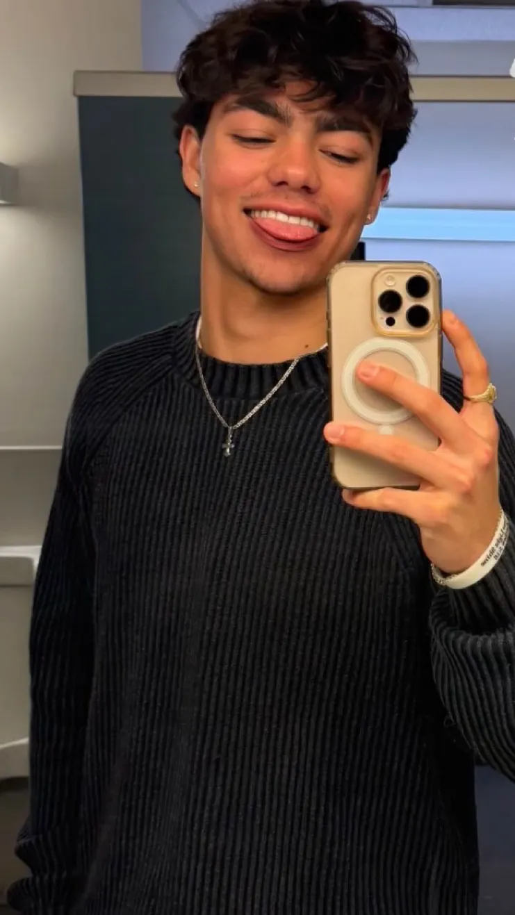 ai character: Malachi background