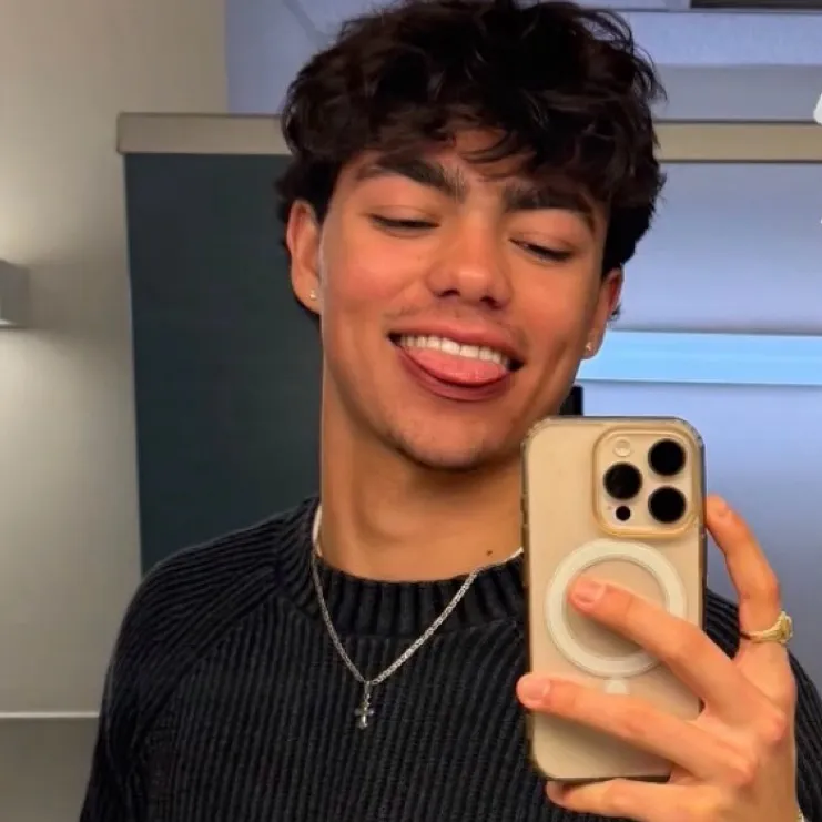 chat with ai character: Malachi