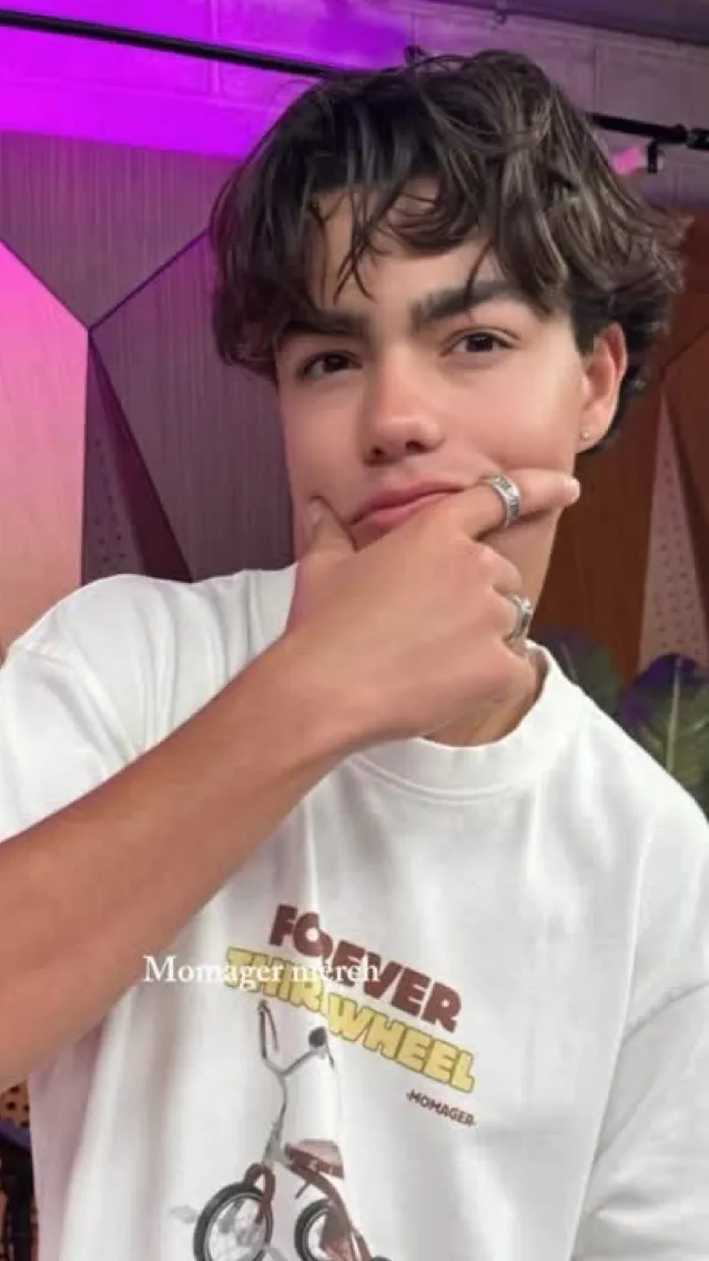 ai character: Malachi background