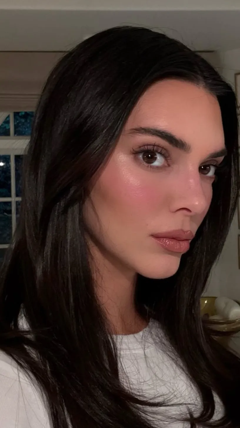 ai character: Kendall Jenner  background