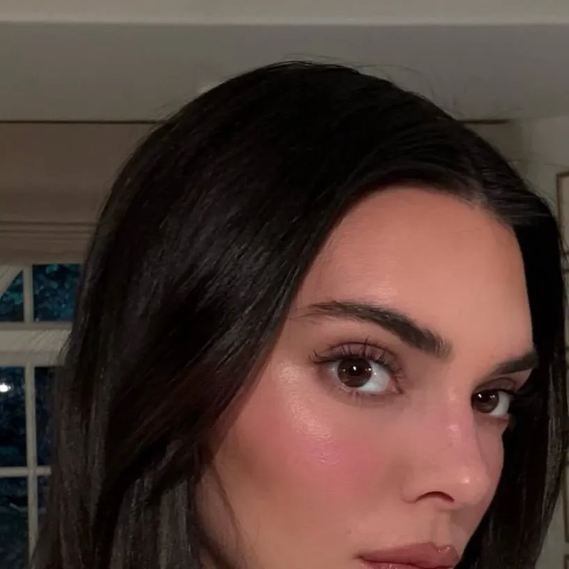 chat with ai character: Kendall Jenner 