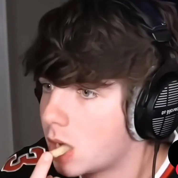 chat with ai character: Karl jacobs 😍