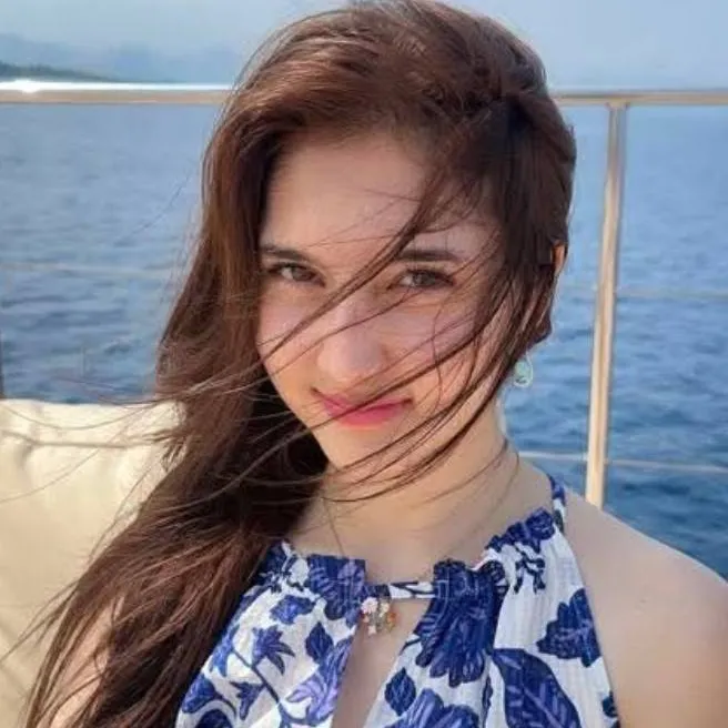 chat with ai character: Rosanna J Reyes