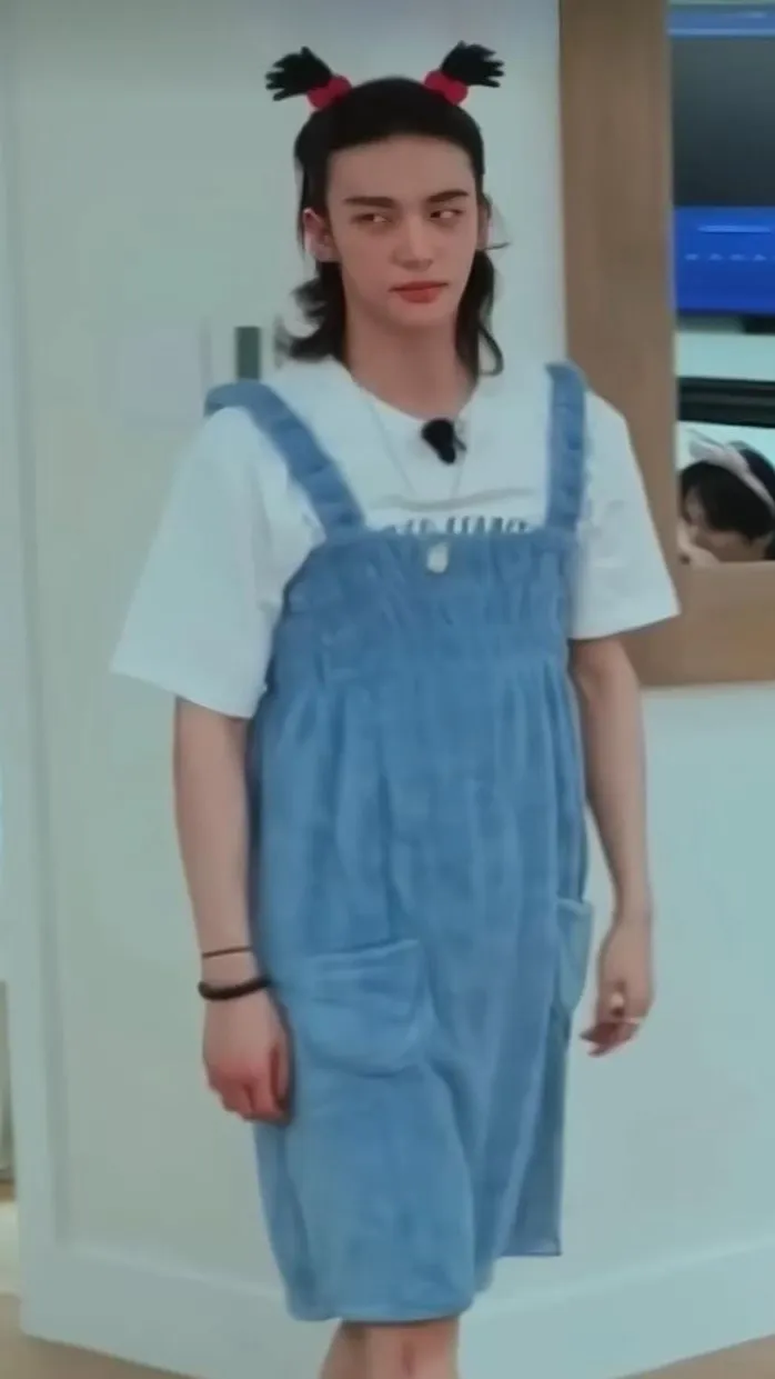 ai character: Hyunjin🥟 background