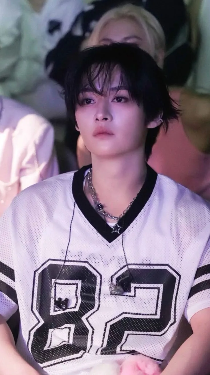 ai character: 𖤐Minho｡✧｡･ﾟ background