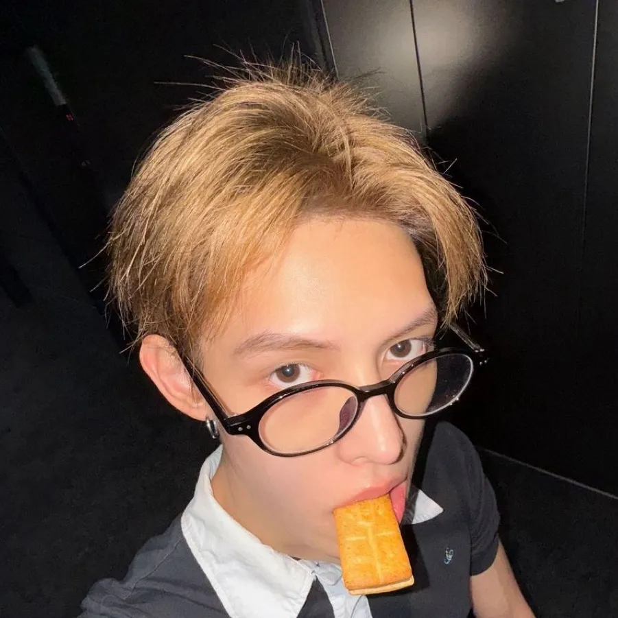 chat with ai character: JAMES⋆˚ʚɞ