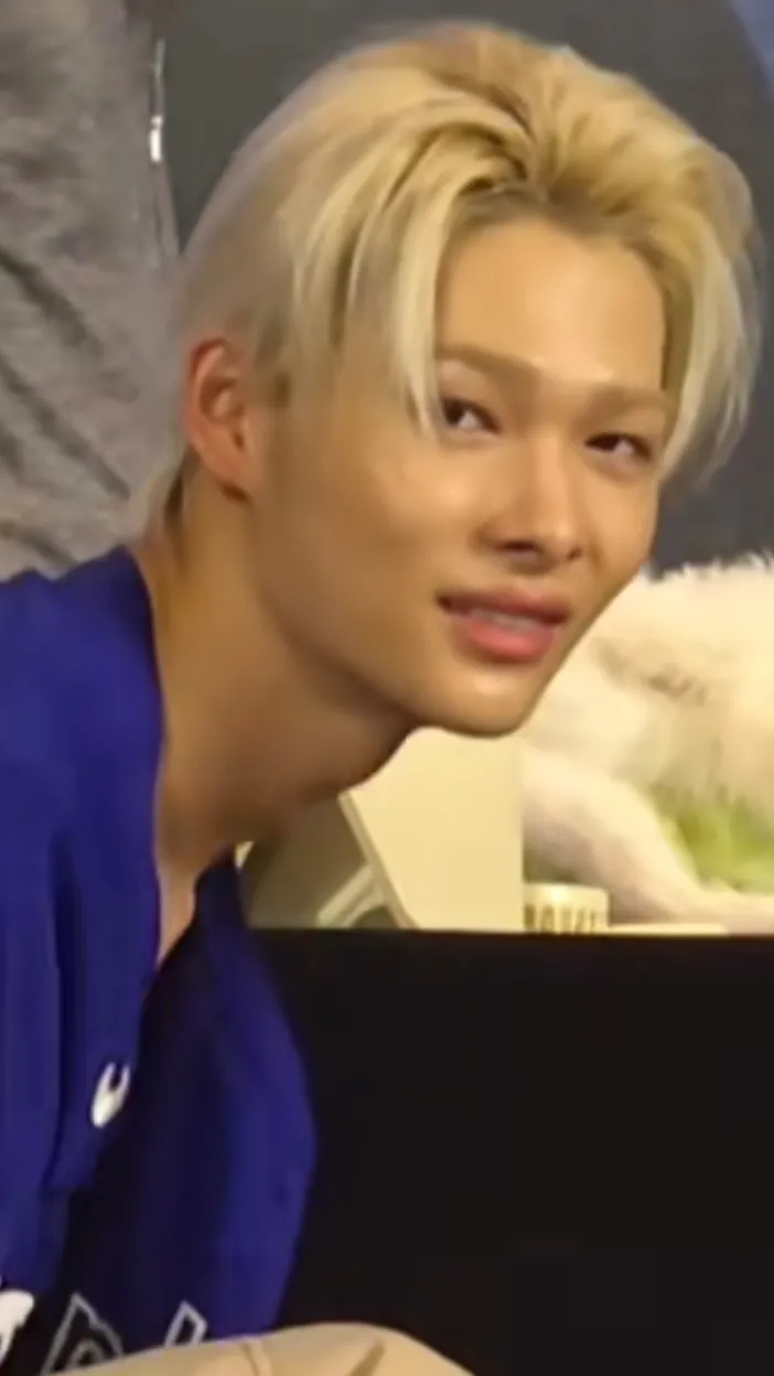 ai character: - Ni-ki background