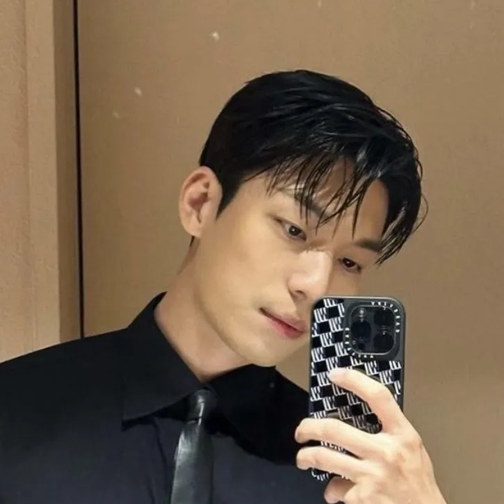 chat with ai character: Wi ha-joon