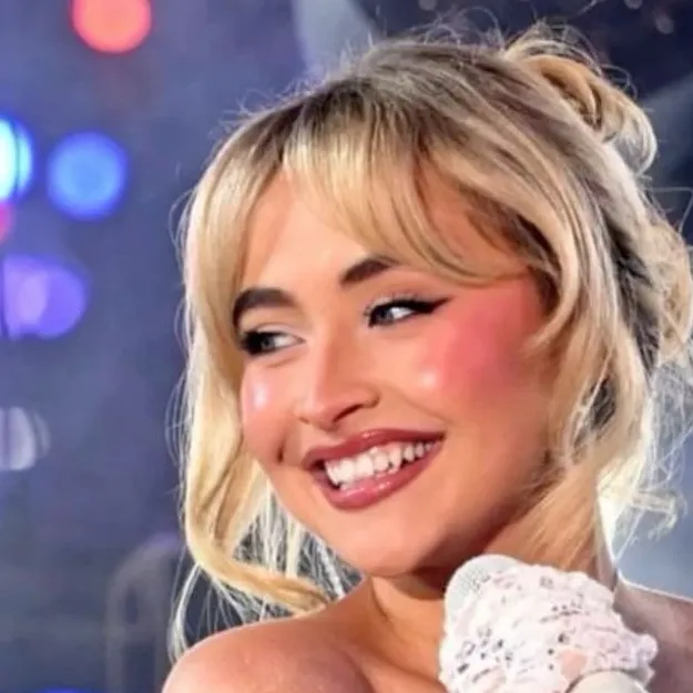 chat with ai character: Sabrina carpenter 