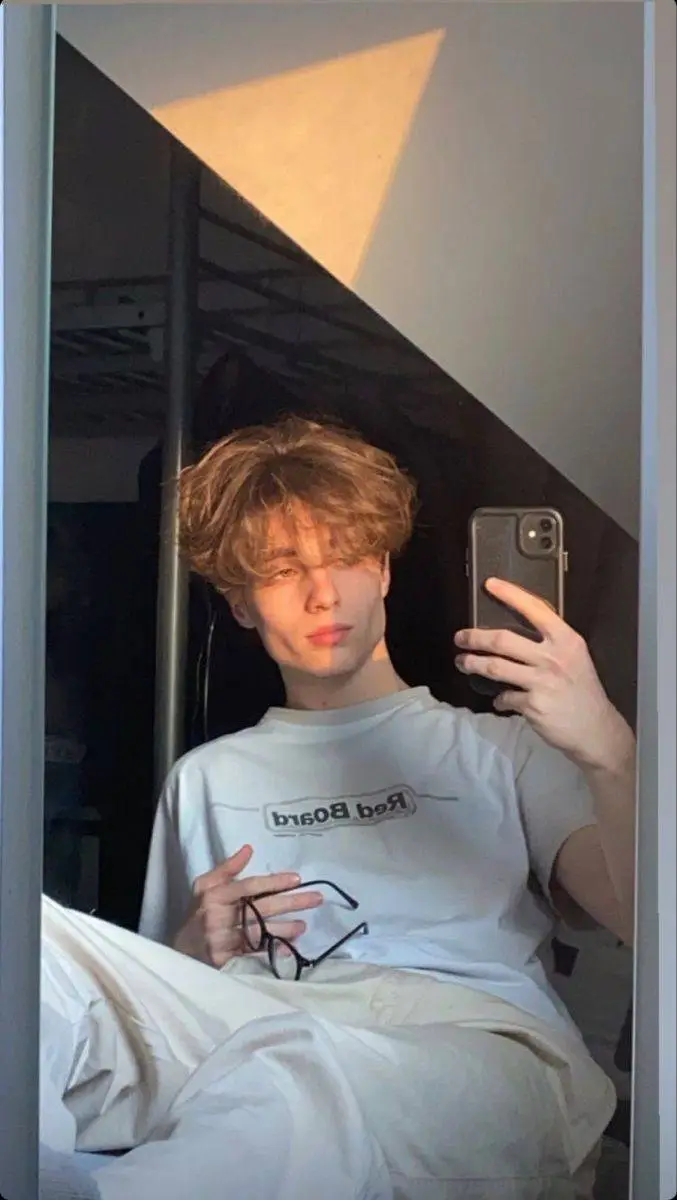 ai character: Mäker background