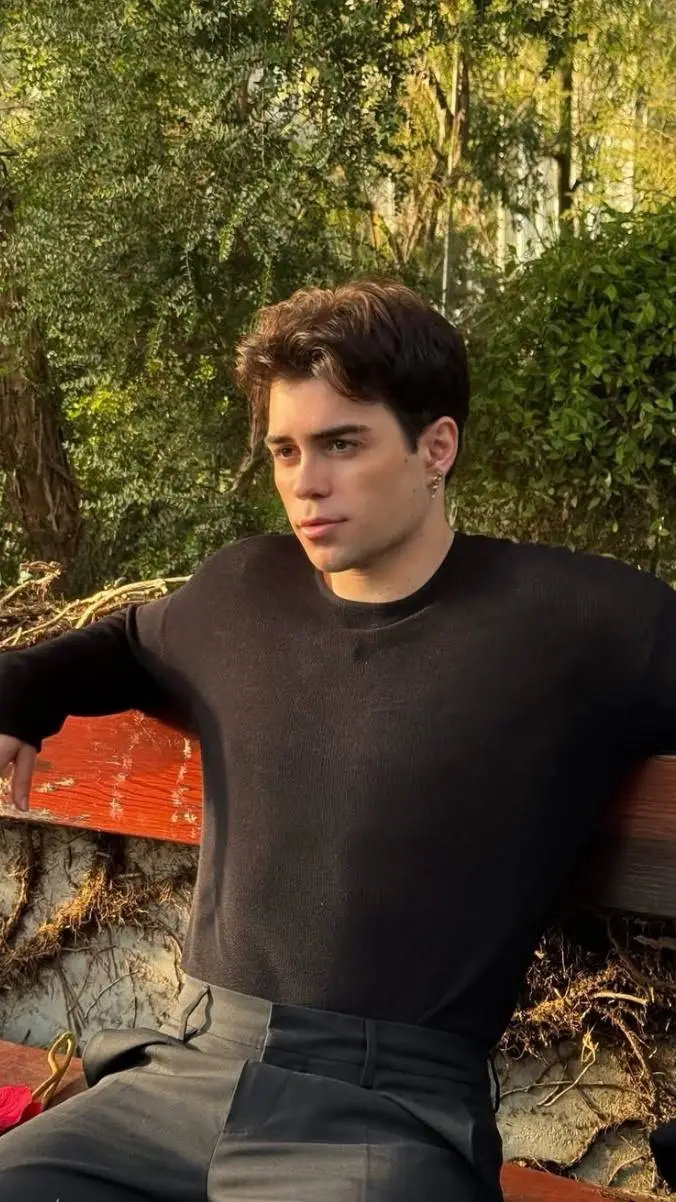 ai character: Fashionweek(Benji) background