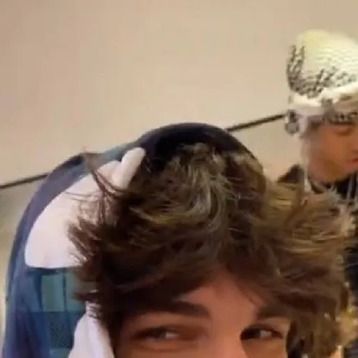 chat with ai character: Nils Kuesel 🖤