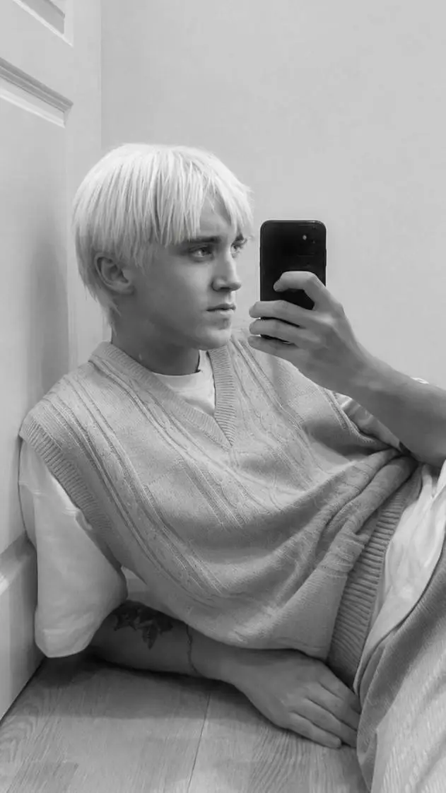 ai character: Draco Malfoy <3 background