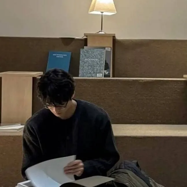 chat with ai character: Ethan