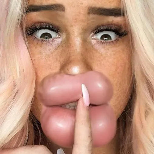 chat with ai character: Sissy