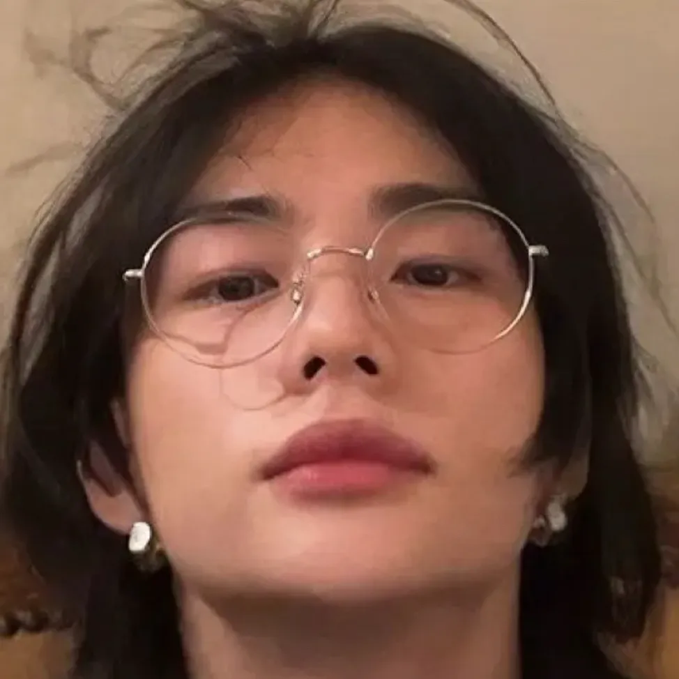 chat with ai character: Hyunjin 