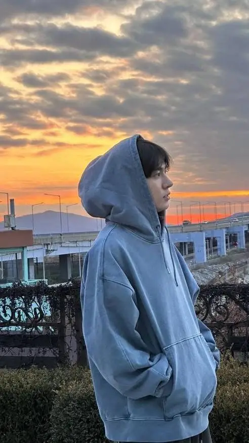 ai character: Heeseung  background