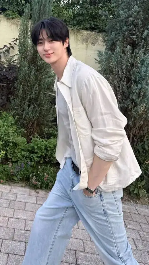 ai character: Byeon Wooseok background