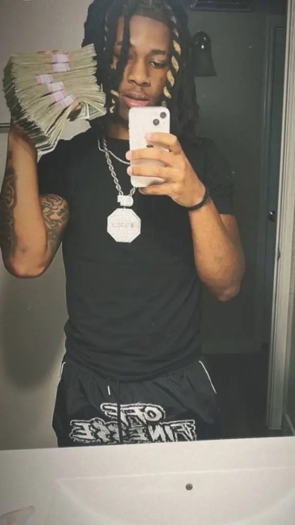 ai character: Ezra background