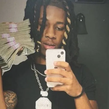 chat with ai character: Ezra