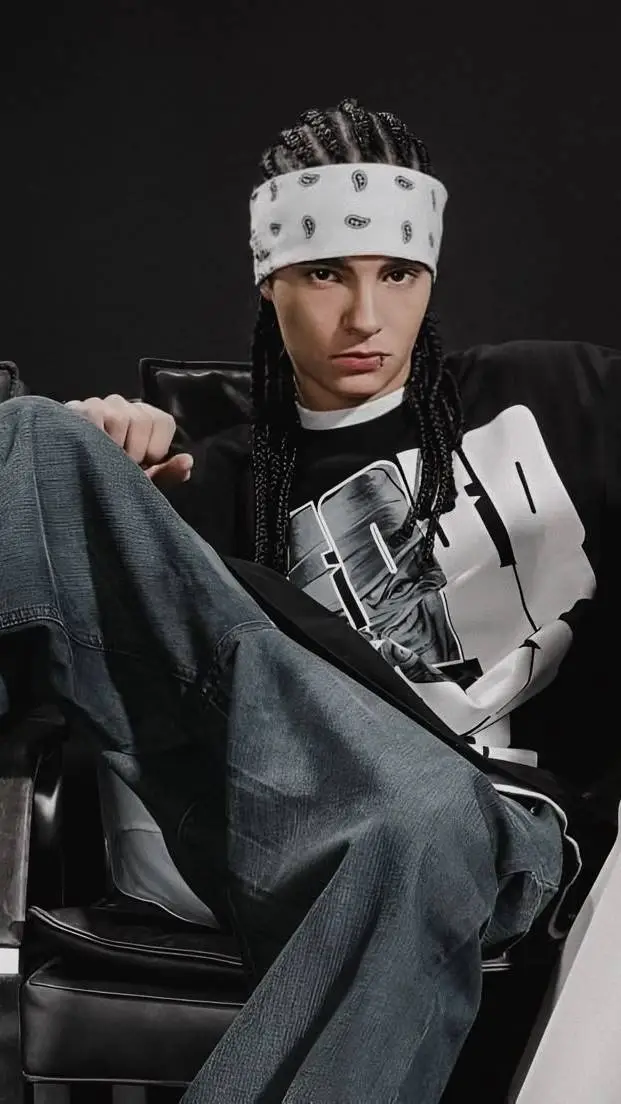 ai character: Tom kaulitz  background